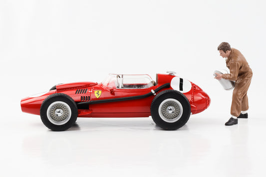 1:18 American Diorama Figur Le Mans Race Day Classic Mechaniker Ölkanne