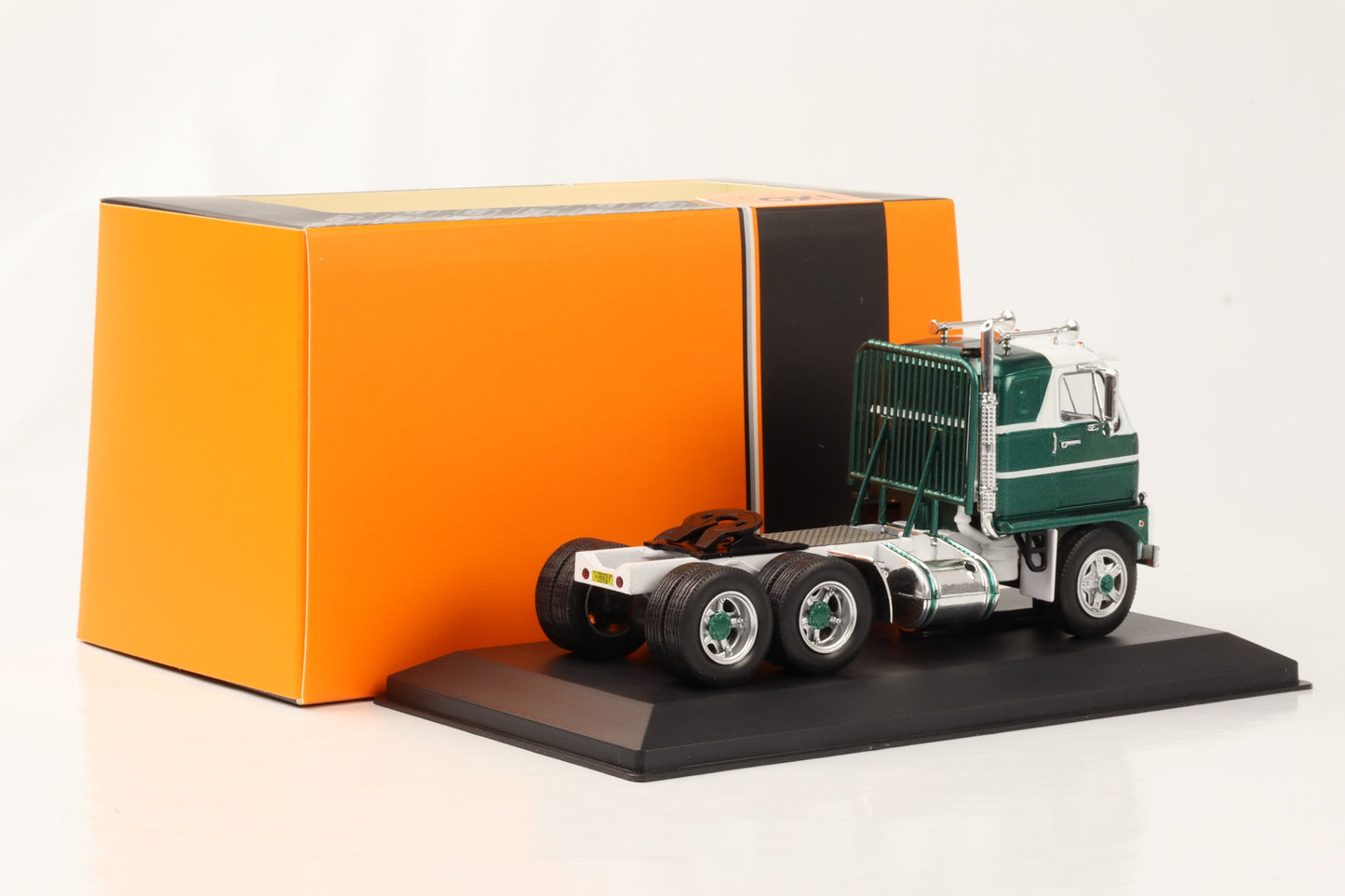 1:43 International Harvester DCOF-405 LKW Truck weiss grün 1959 IXO
