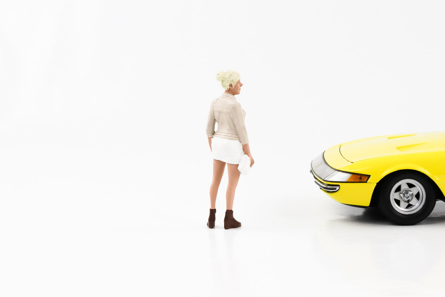 1:18 Figur Partygoers Frau blond mit Rock American Diorama IV Figuren