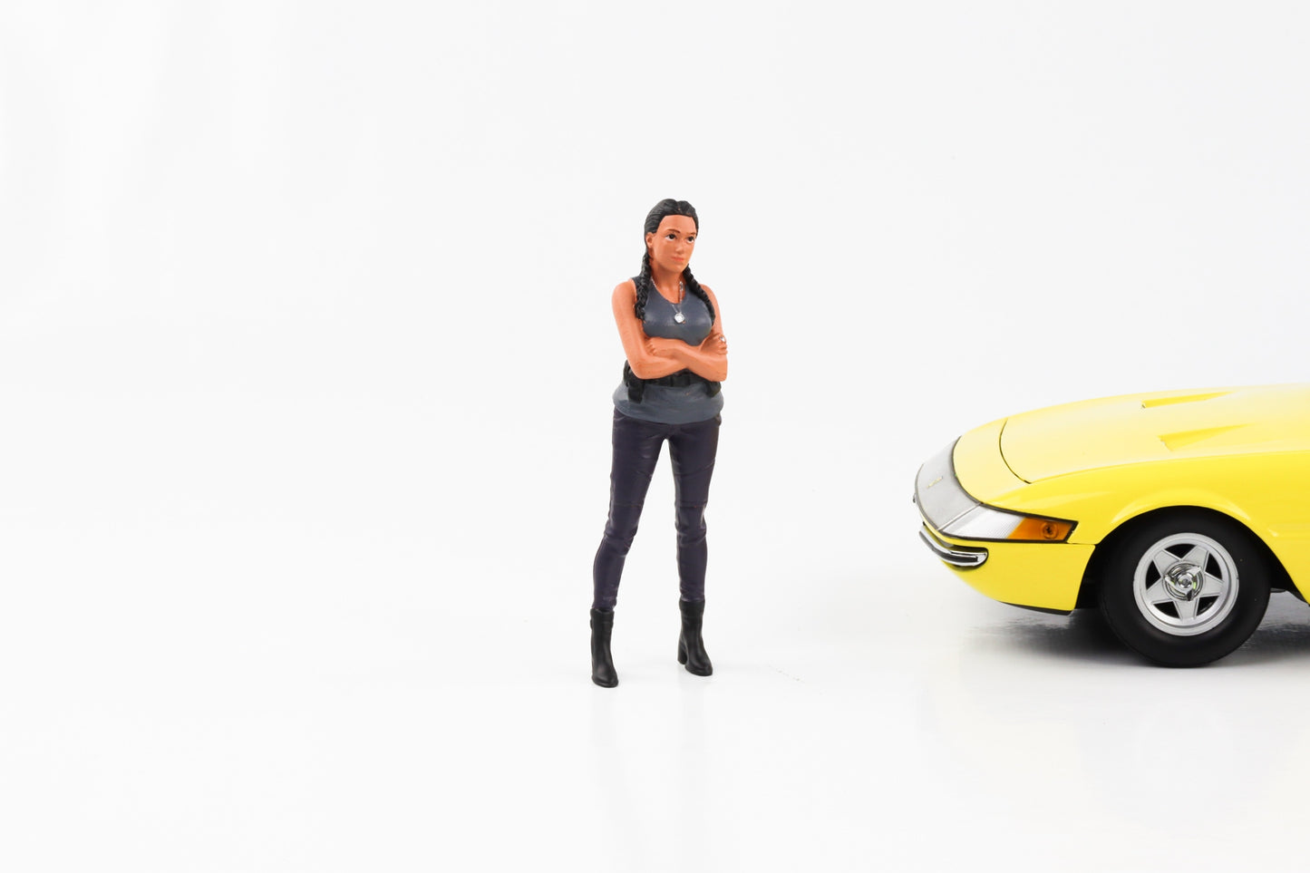 1:18 Figur Car Meet 3 Frau mit Zöpfe American Diorama Figuren