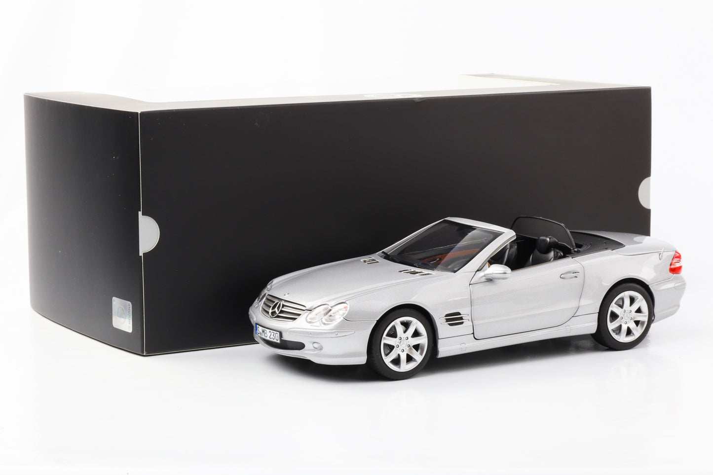 1:18 Norev Mercedes-Benz SL Class SL500 R230 mit Hardtop brillantsilber Dealer