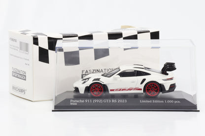 1:43 بورش 911 992 GT3 RS 2023 حواف بيضاء وحمراء حروف Minichamps