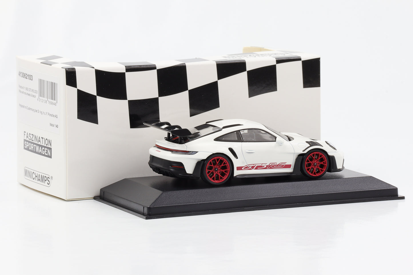 1:43 بورش 911 992 GT3 RS 2023 حواف بيضاء وحمراء حروف Minichamps