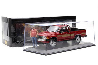 1:18 Toyota Hilux SR5 Truck Xtra Cab 4x4 1985 rot + Figur + Vitrine KK Scale