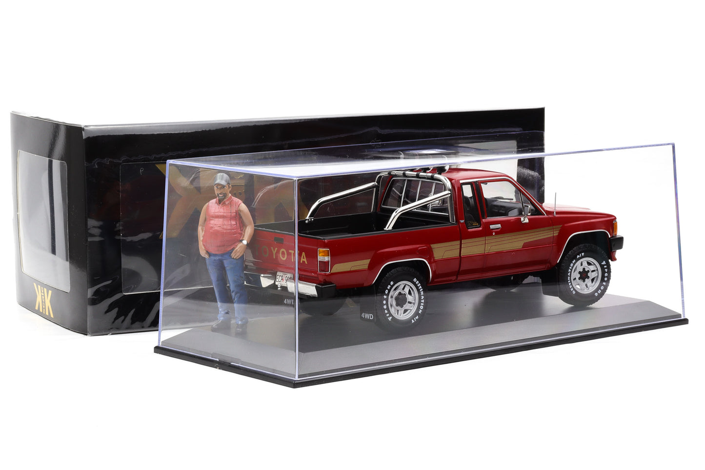 1:18 Toyota Hilux SR5 Truck Xtra Cab 4x4 1985 rot + Figur + Vitrine KK Scale