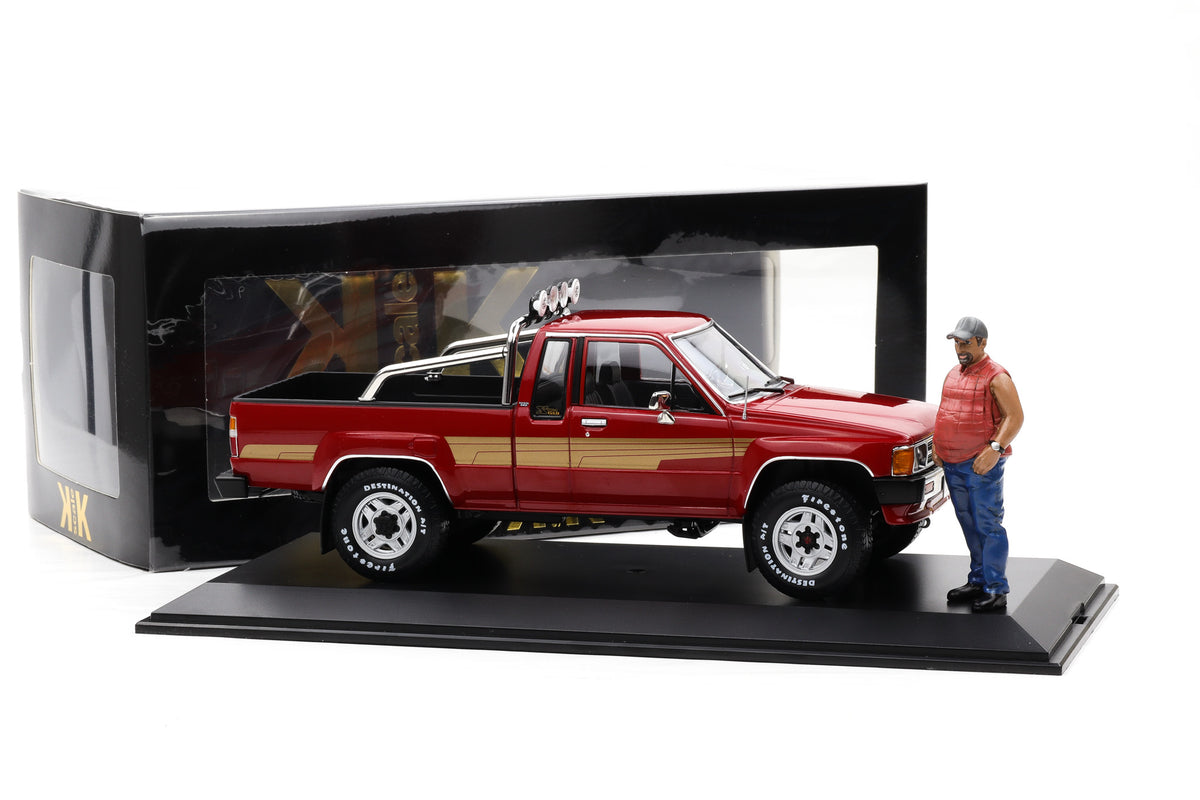 1:18 Toyota Hilux SR5 Truck Xtra Cab 4x4 1985 rot + Figur + Vitrine KK Scale