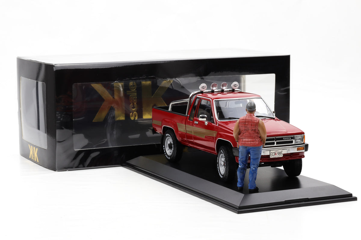 1:18 Toyota Hilux SR5 Truck Xtra Cab 4x4 1985 rot + Figur + Vitrine KK Scale