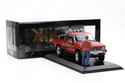 1:18 Toyota Hilux SR5 Truck Xtra Cab 4x4 1985 rot + Figur + Vitrine KK Scale