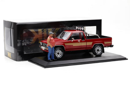 1:18 Toyota Hilux SR5 Truck Xtra Cab 4x4 1985 rot + Figur + Vitrine KK Scale