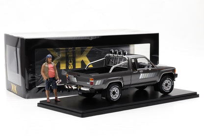 1:18 Toyota Hilux SR5 Truck Xtra Cab 4x4 1985 graumetallic + Figur KK Skale