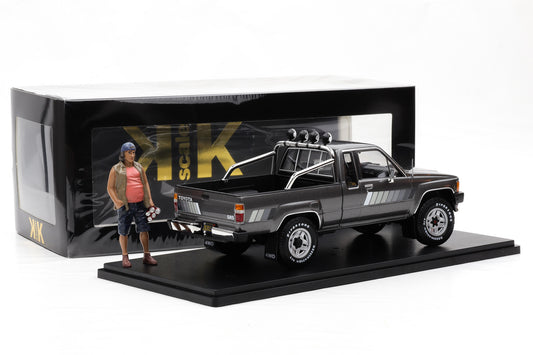 1:18 Toyota Hilux SR5 Truck Xtra Cab 4x4 1985 graumetallic + Figur KK Skale