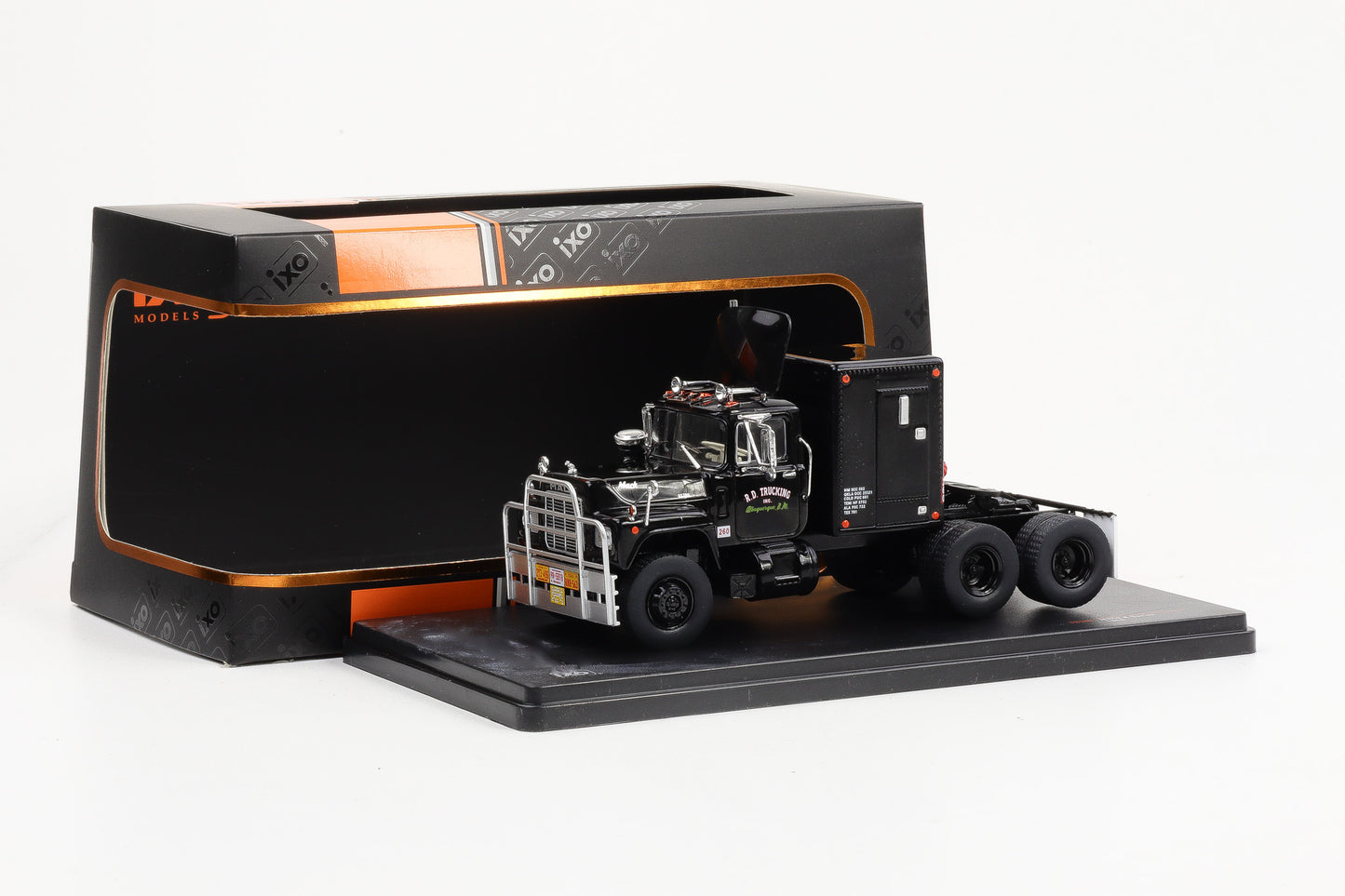 1:43 Mack Rubber Duck Movie Truck aus Convoy 1978 Kristofferson schwarz IXO