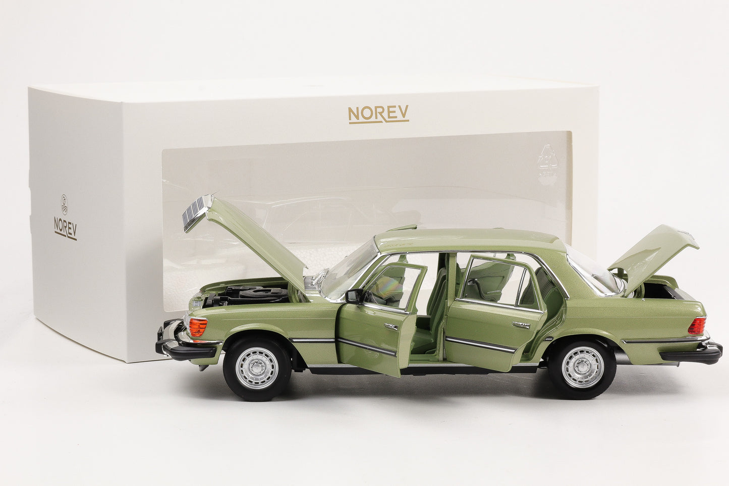 1:18 Mercedes-Benz 450 SEL 6.9 W116 Movie Dallas J.R silvergreen metallic Norev
