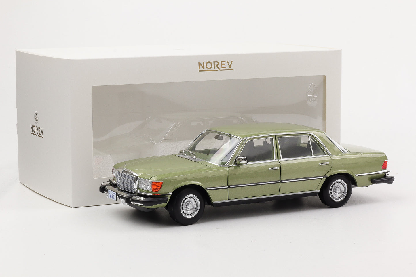 1:18 Mercedes-Benz 450 SEL 6.9 W116 Movie Dallas J.R silvergreen metallic Norev