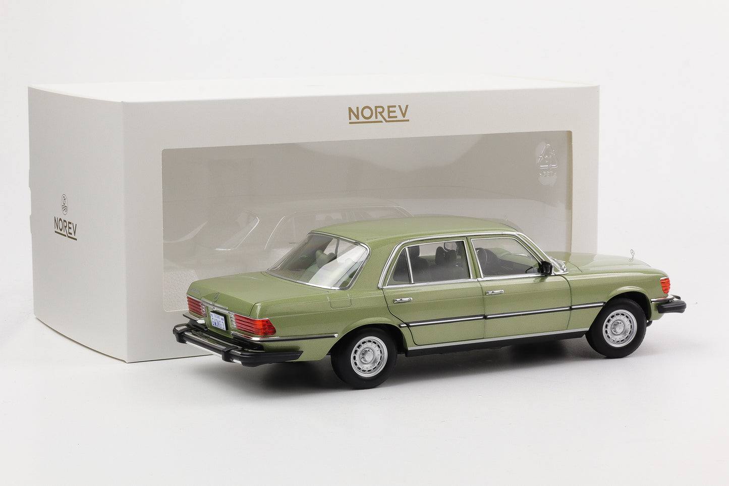 1:18 Mercedes-Benz 450 SEL 6.9 W116 Movie Dallas J.R silvergreen metallic Norev