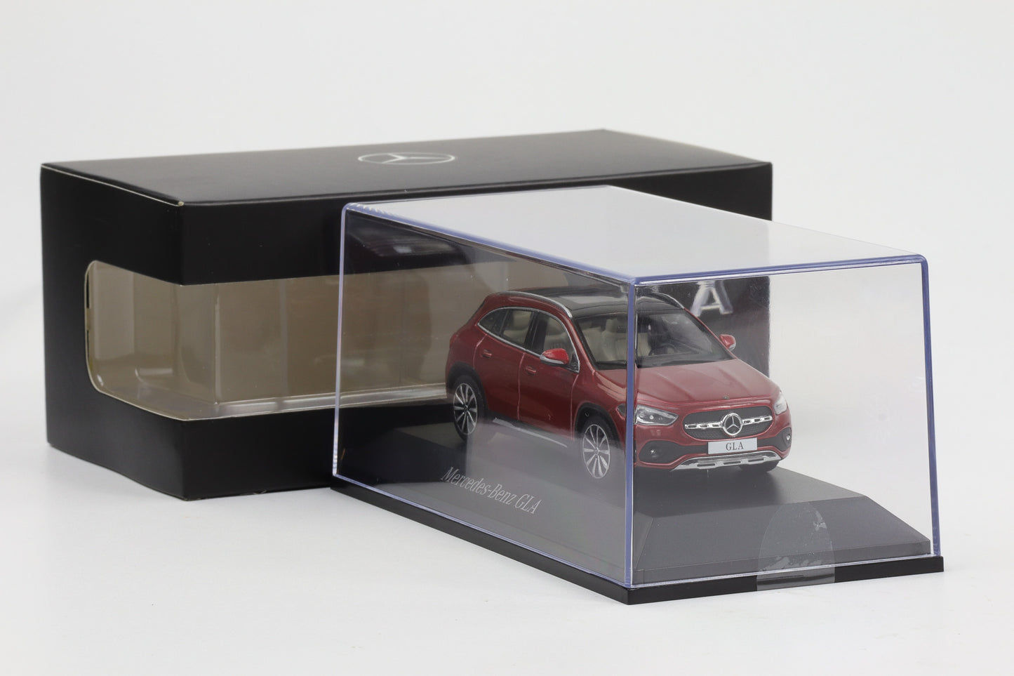 1:43 Spark Mercedes-Benz GLA H247 2020 designo patagonia red bright Dealer