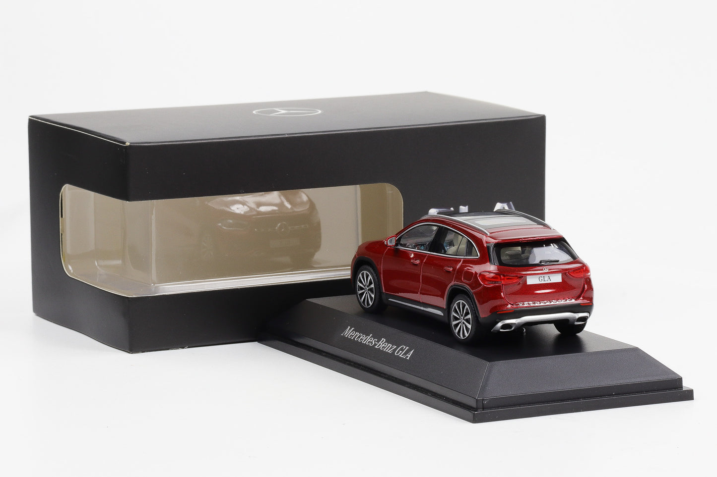 1:43 Spark Mercedes-Benz GLA H247 2020 designo patagonia red bright Dealer