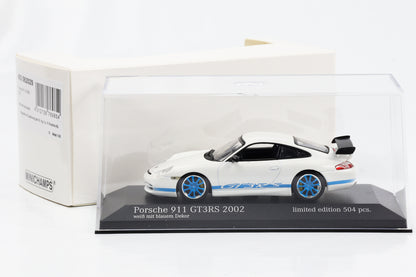 1:43 Porsche 911 996 GT3 RS 2002 weiß mit blauem Dekor und Felgen Minichamps