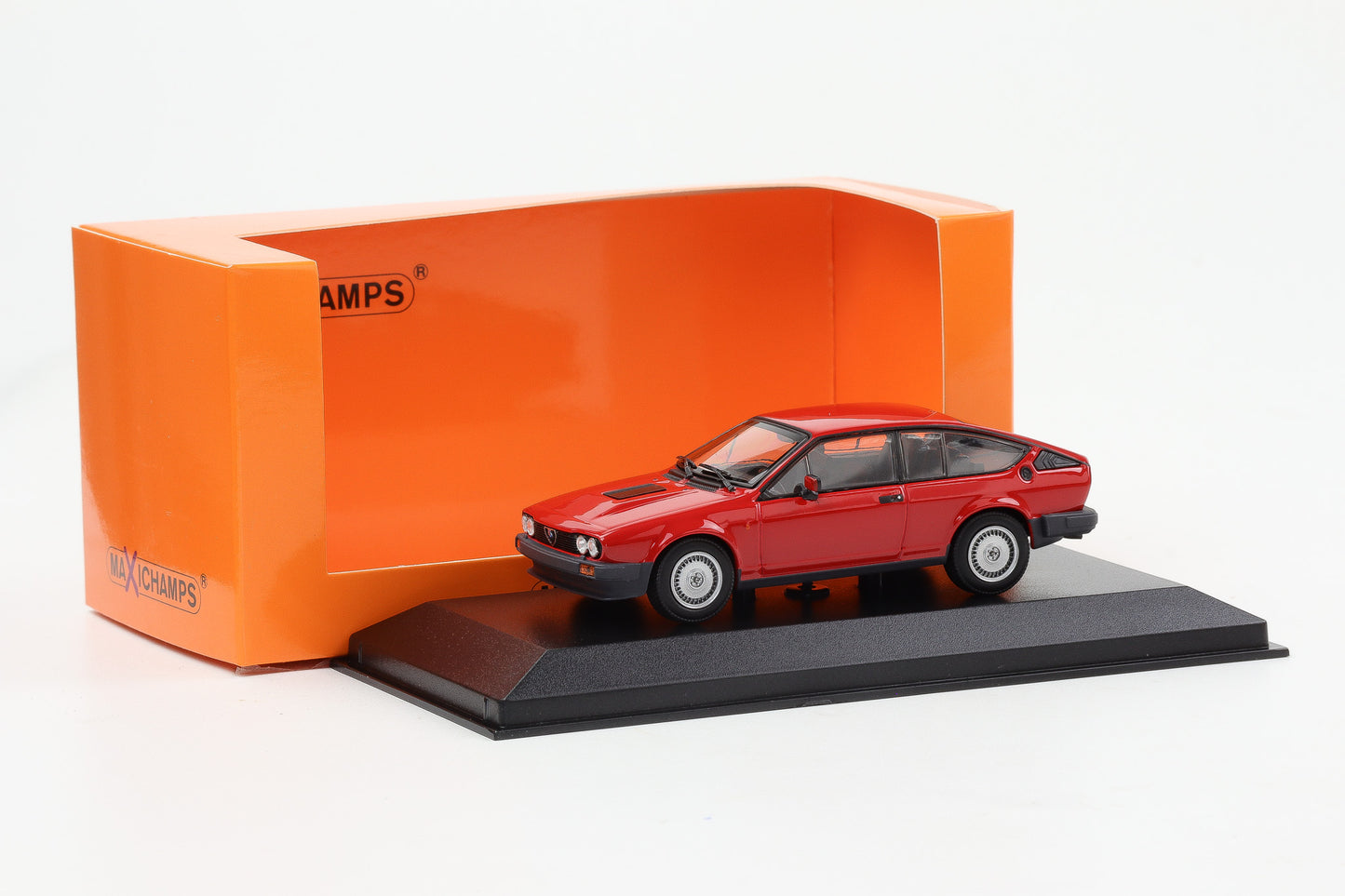 1:43 Minichamps Alfa Romeo GTV 6 1983 rot Maxichamps