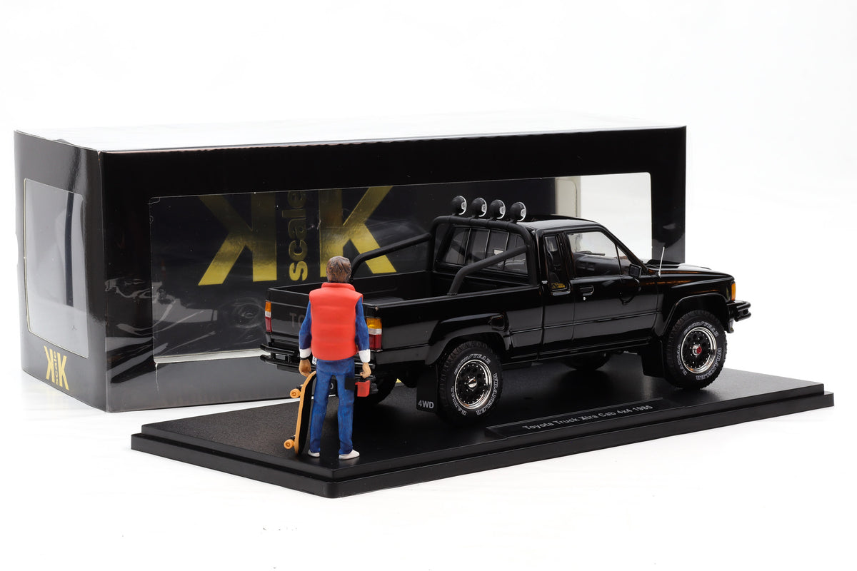 1:18 Toyota Hilux Xtra Cab SR5 Back to future II + Marty McFly Figur KK Scale