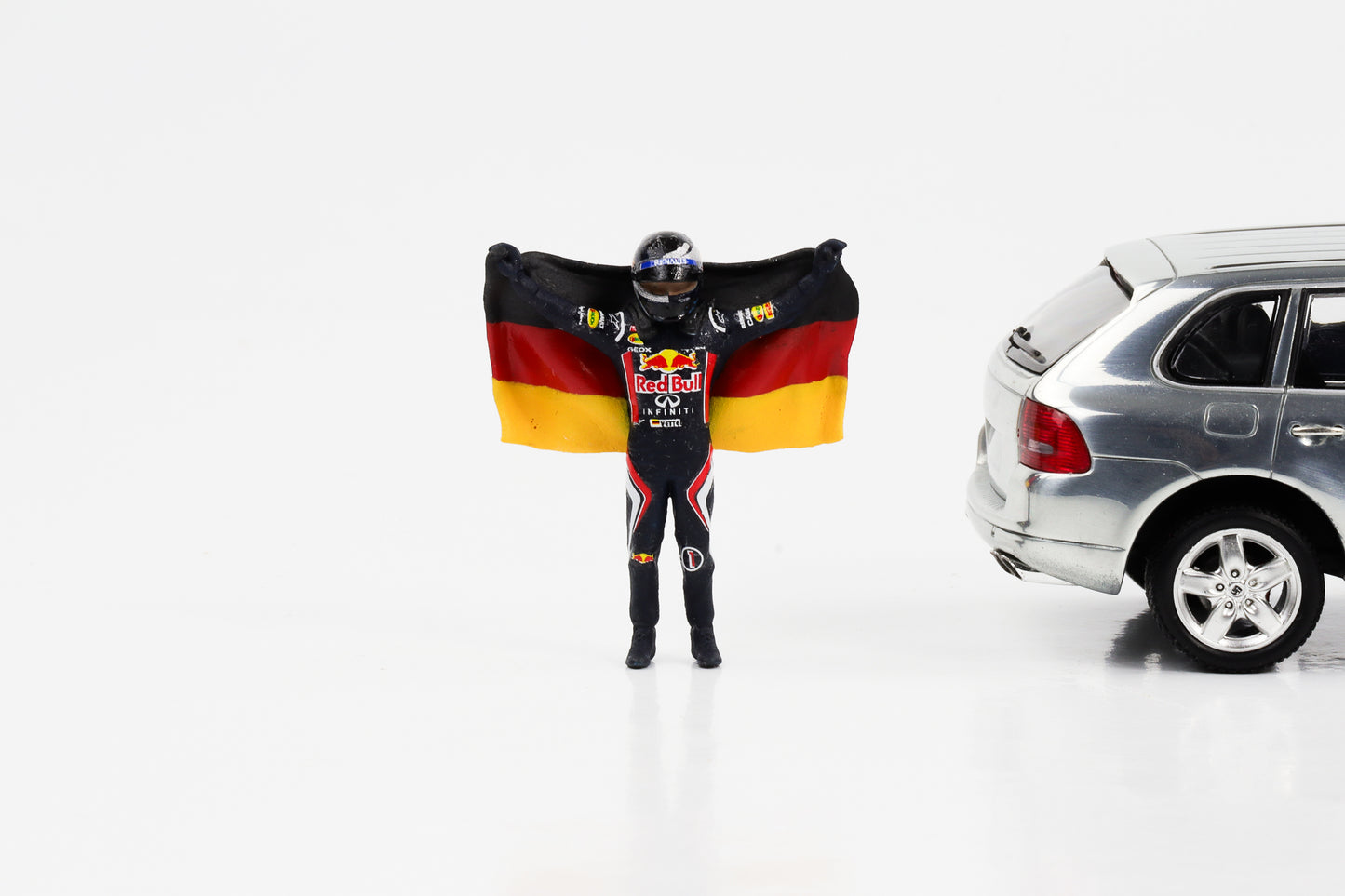 1:43 F1 figure S. Vettel with German flag Formula 1 Cartrix CT067 41mm