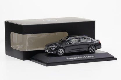 1:43 iScale  Mercedes-Benz E-Klasse W214 graphitgrau 2023 B66961116