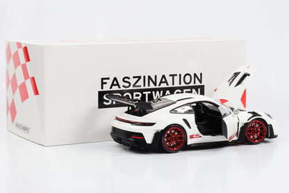 1:18 Porsche 911 992 GT3 RS 2022 Weiss Felgen und Dekor rot Minichamps