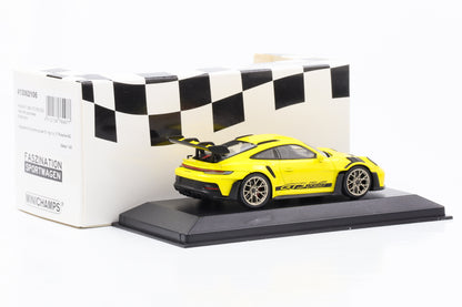 1:43 Porsche 911 992 GT3 RS 2023 gialla, cerchi dorati, decorazioni nere Minichamps