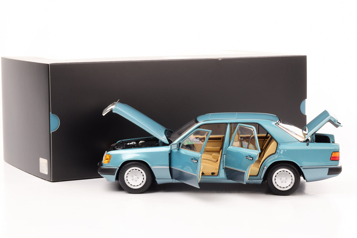 1:18 Mercedes-Benz W124 230 E Beryll blau metallic Norev Dealer limited