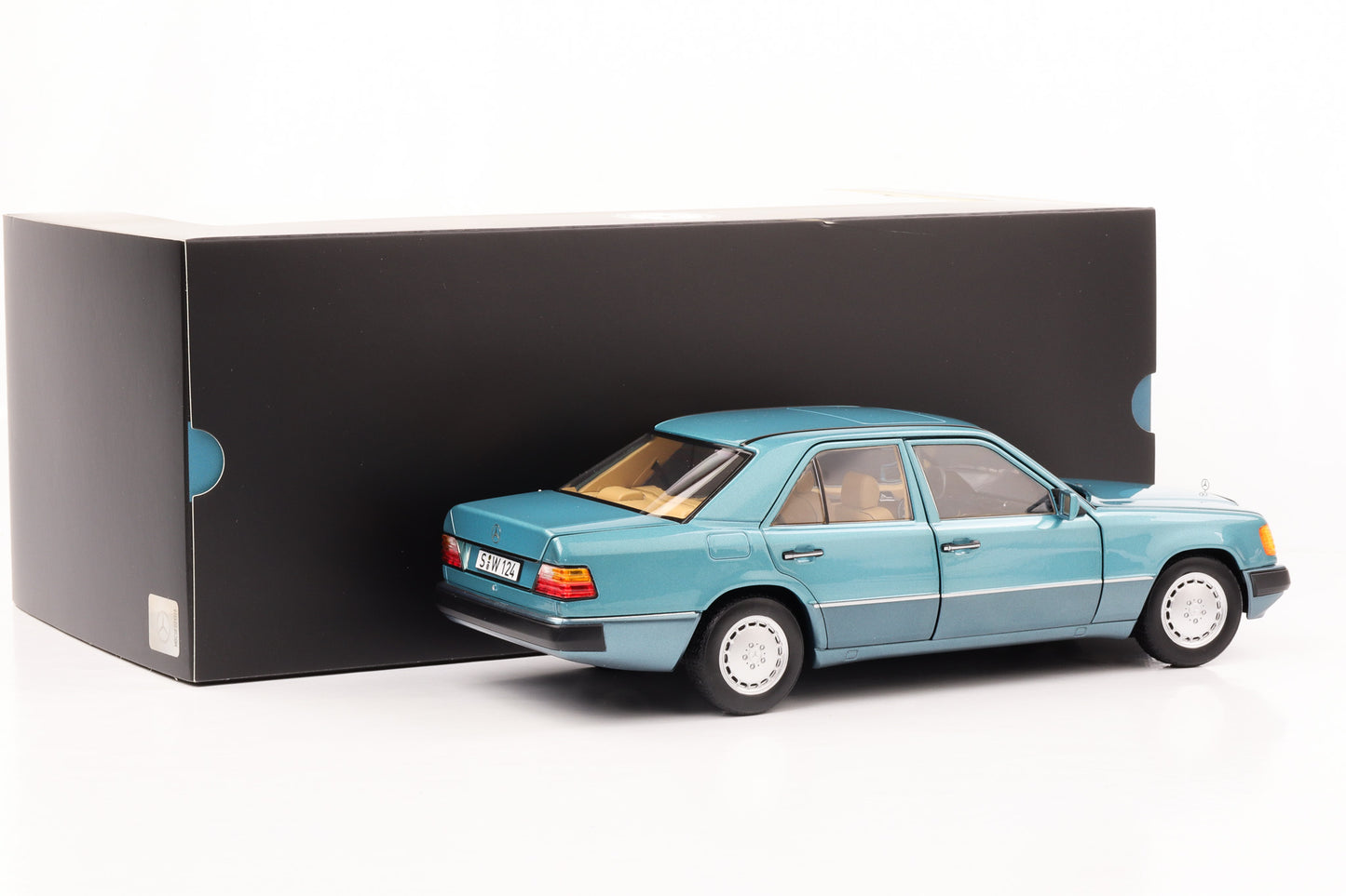 1:18 Mercedes-Benz W124 230 E Beryll blau metallic Norev Dealer limited