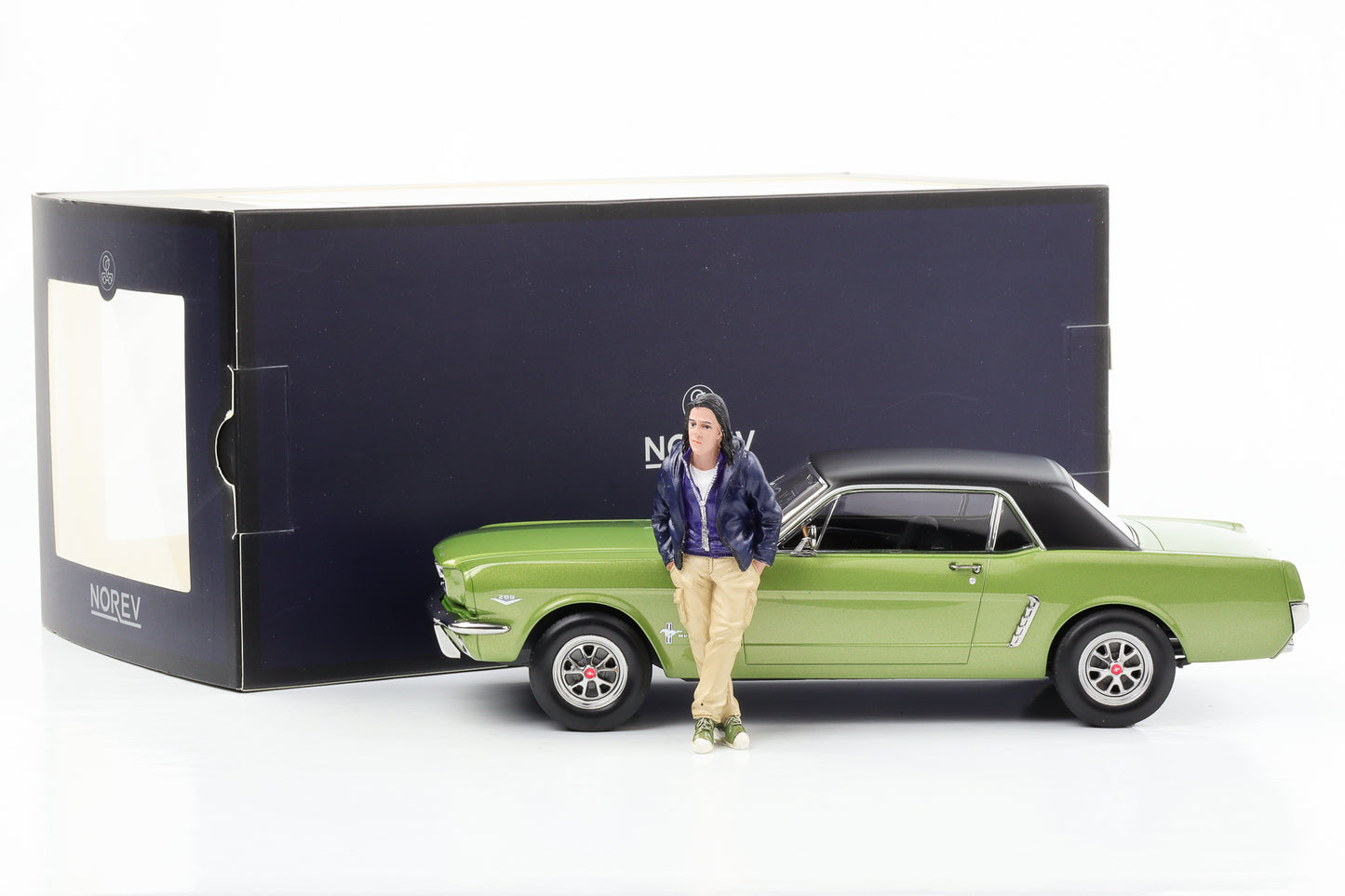 1/18 Ford Mustang Coupé 1965 Hardtop vert métallisé avec figurine Norev