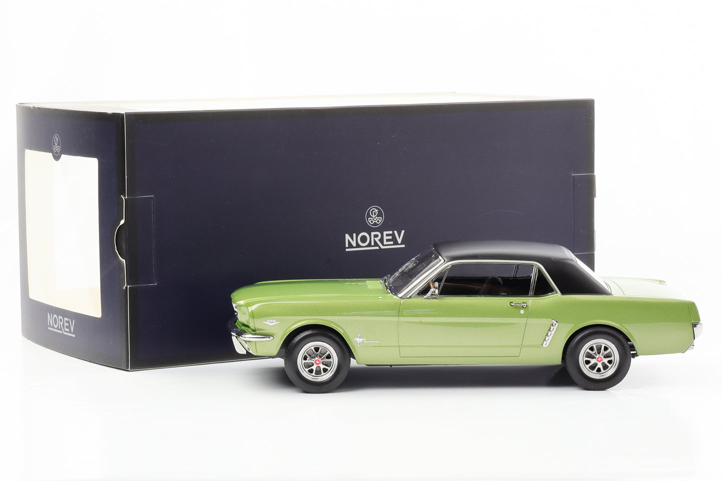 1/18 Ford Mustang Coupé 1965 Hardtop vert métallisé avec figurine Norev