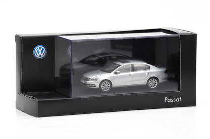 1:43 Schuco Volkswagen Volkswagen Passat B7 silber 2011 3AE099300A7W