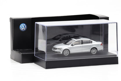 1:43 Schuco Volkswagen Volkswagen Passat B7 silber 2011 3AE099300A7W