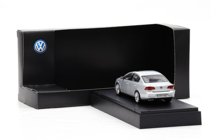 1:43 Schuco Volkswagen Volkswagen Passat B7 silber 2011 3AE099300A7W