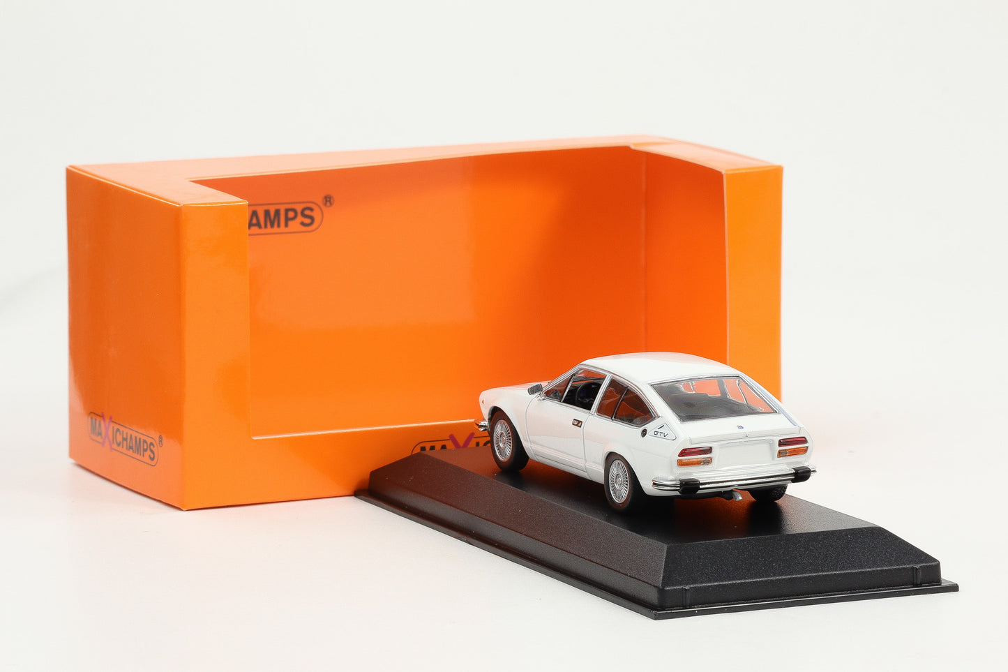 1:43 Minichamps Alfa Romeo Alfetta GTV 1976 weiß Maxichamps