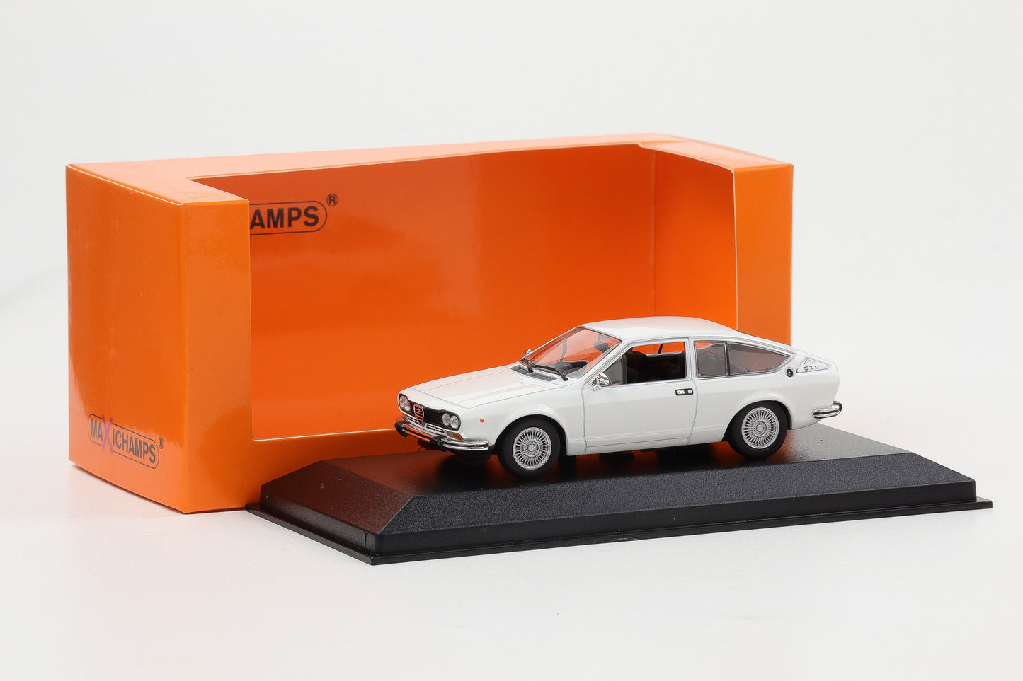 1:43 Minichamps Alfa Romeo Alfetta GTV 1976 weiß Maxichamps