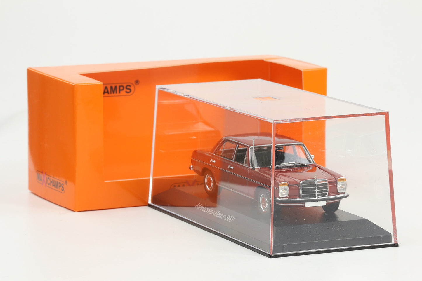1:43 Minichamps Mercedes-Benz 200D W115 /8 1968 rot Maxichamps