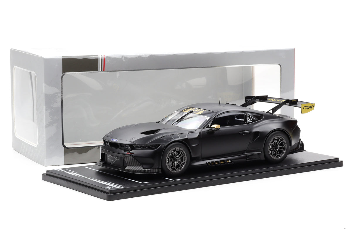 1:18 IXO Ford Mustang GT3 Racing Spec Plain Body matt schwarz 2024 + Vitrine
