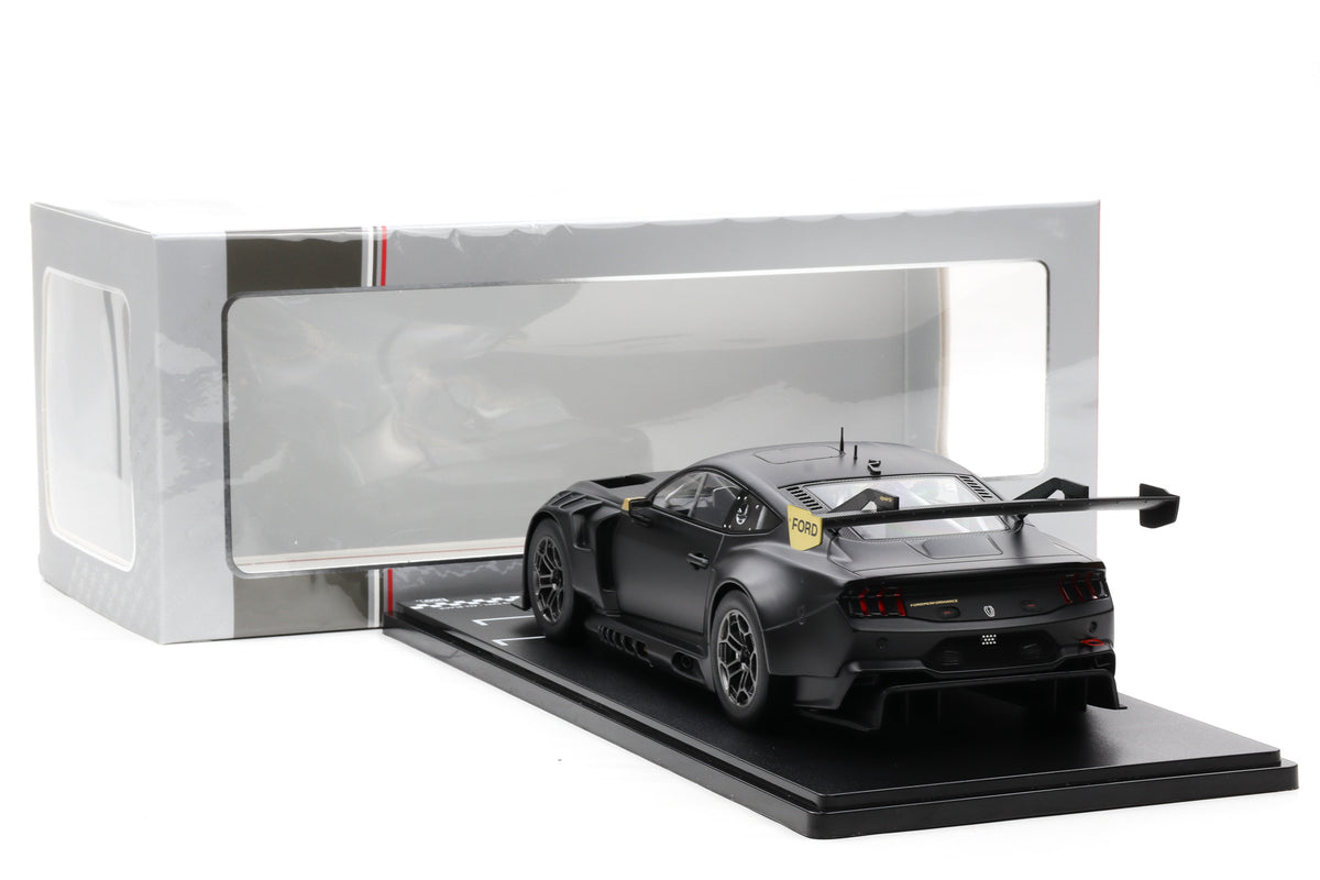 1:18 IXO Ford Mustang GT3 Racing Spec Plain Body matt schwarz 2024 + Vitrine