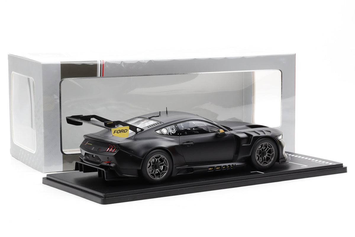1:18 IXO Ford Mustang GT3 Racing Spec Plain Body matt schwarz 2024 + Vitrine