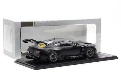 1:18 IXO Ford Mustang GT3 Racing Spec Plain Body matt schwarz 2024 + Vitrine