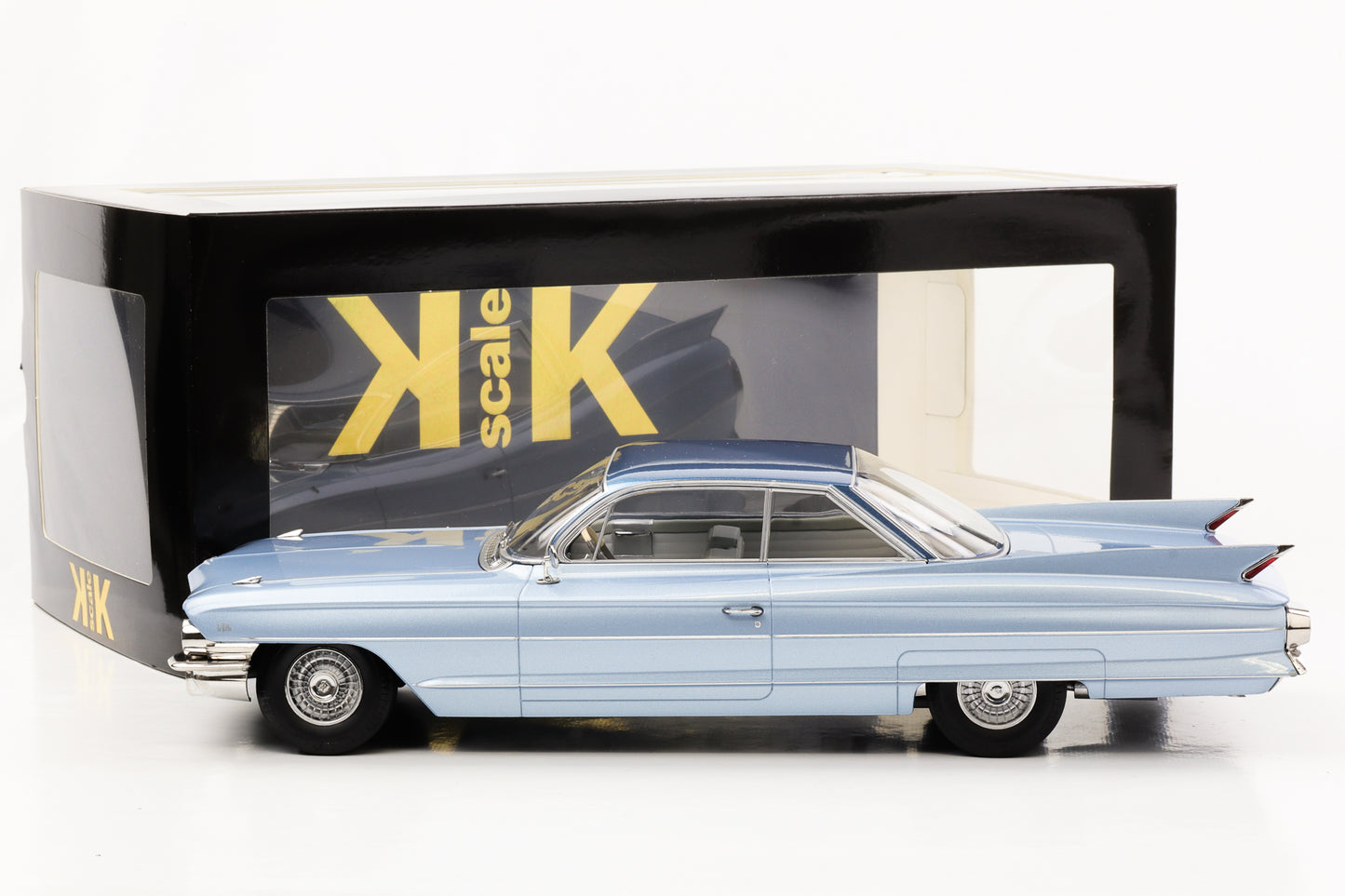 1:18 Cadillac Series 62 Coupe DeVille 1961 bleu clair métallisé échelle KK