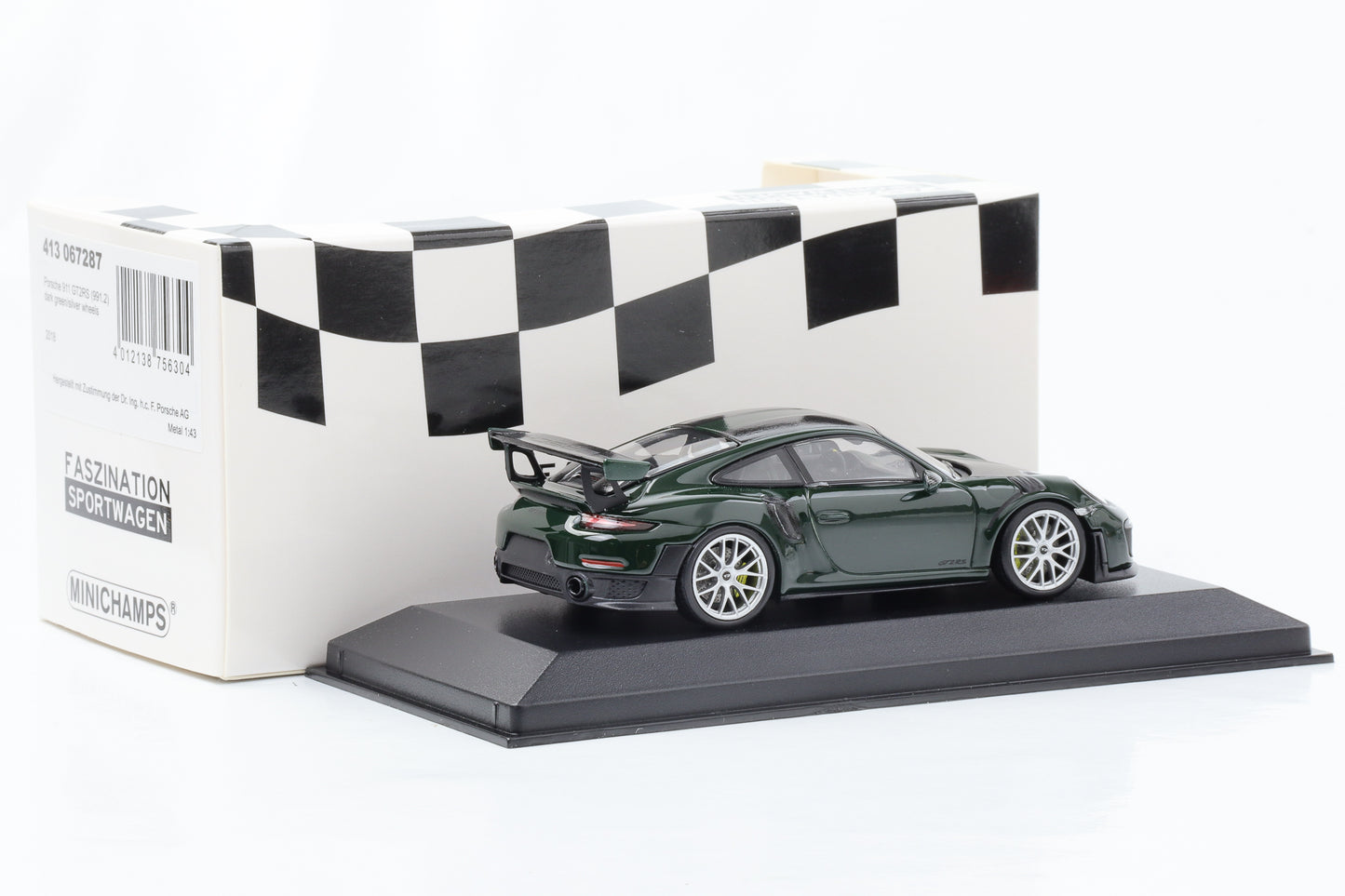 1:43 Porsche 911 GT2 RS 991.2 British Racing green silver wheels Minichamps