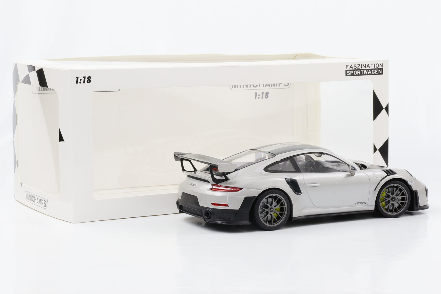 1:18 Porsche 911 GT2 RS 991.2 Silver Weissach magnesium wheels Minichamps