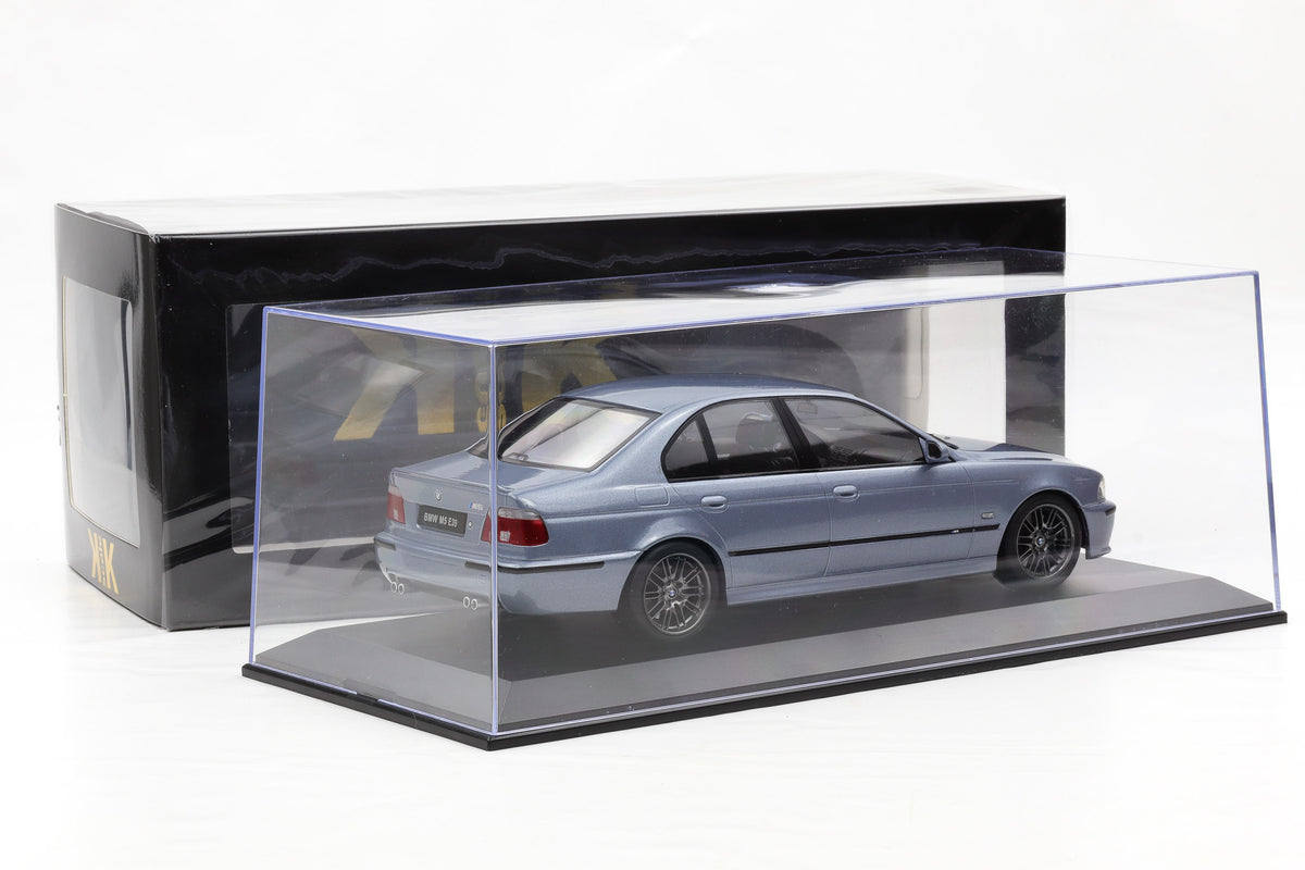 1:18 BMW M5 E39 Saloon 1998 silverstone metallic KK-Scale diecast + Vitrine