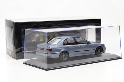 1:18 BMW M5 E39 Saloon 1998 silverstone metallic KK-Scale diecast + Vitrine