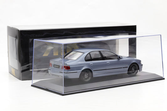 1:18 BMW M5 E39 Saloon 1998 silverstone metallic KK-Scale diecast + Vitrine