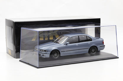 1:18 BMW M5 E39 Saloon 1998 silverstone metallic KK-Scale diecast + Vitrine