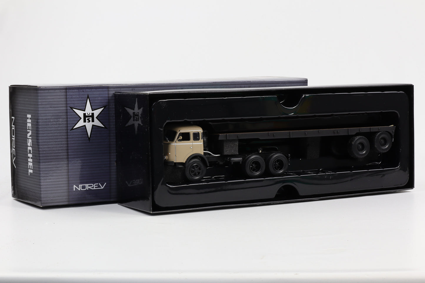 1:43 Norev Henschel HS 3-180 TAS 1956 beige mit Trailer